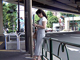「街行く男性の股間を見るとつい、妄想でフェラしちゃうんです。」学生時代は瓶底眼鏡のガリ勉ちゃん。今では上場企業に勤めるバリバリのキャリアウーマン。でも本当は、エッチの時に連続メスイキしちゃう早漏ドM体質のチ〇ポ大好きネスケ女 サンプル動画サムネイル